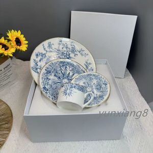 Designer Bone China Tischgeschirrteller, Keramikbecher, Teller, Tassen, europäische Heimatplatten, kreative Obstplatten, Gemüseplatten, Kaffeetassen, Steakmesser, Gabeln, Löffel