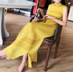 Miyake veckad färg casual kvinnliga klänningar sommar Turtleneck gul ärmlös lång klänning plus storlek vintage estetisk klänning 2103316797686