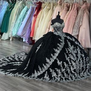 2024 럭셔리 블랙 Quinceanera 드레스 볼 가운 오프 어깨 실버 스팽글 레이스 아플리케 크리스탈 구슬 16 파티 파티 파티 드레스 이브닝 가운