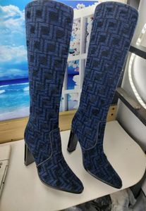 2023 Highheeled Chenile -Stiefel Baguette -Stiefel mit quadratischer Zeh mit blauem und schwarzem Jacquard -Motiv -Fersenhöhe 110 mm1865000