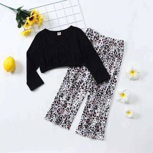 Kläduppsättningar Spring Fall Fashion Kids Clothes Girls Clothing Set 2 PCS Set Solid Long Sleeve V-hals Tops+Leopard Print Pants Cotton 1-6Y Y240520A0OG