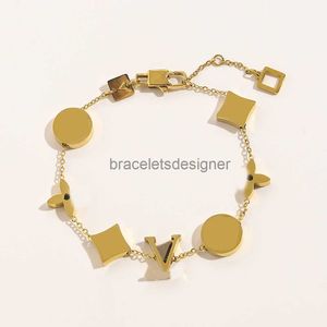 Nya fashionabla klassiska armband Kvinnor Bangle 18K Guldpläterad rostfritt stål Kristallblommapärlor Lovers Gift Wristband Manschettkedjedesigner smycken