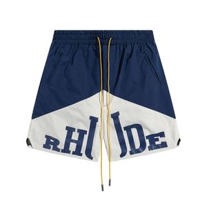 RHUDE 2024 SPRING/SUMMER NYCKLIG FÄRG BLOCK Tryckt basket shorts för män och kvinnors fritidsmask Fem punkts shorts grossist 659