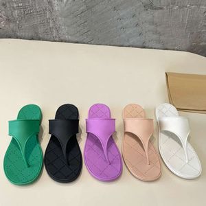 Med låddesigner glider kvinnor gummi thong sandaler strand flip flops utomhus avslappnad sko svarta vita tofflor 569