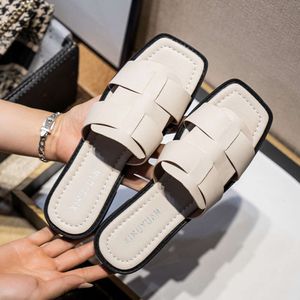 Дизайнерские сандалии Новые популярные повседневные и тапочки для женщин летом 2024 года модная универсальная одежда на открытом воздухе
