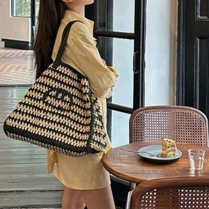 Designer Terceira bolsa de palha de palha de verão escavado Handbag feminino de viagens Hardware de bolsa de ombro de grama lafite