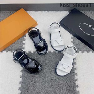 الأطفال Desingner Sandals Childrentoddler Shoes Summer Fashion Letter Printing Beach Slide عالية الجودة في الهواء الطلق غير النابض غير الرسمي بالجملة