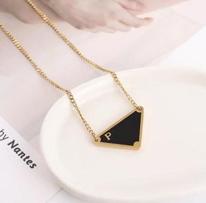 Högkvalitativ designer P Inverterad Triangle Letter Halsband Kvinnor Mens Luxury Jewellery Hip-Hop Sweet and Cool Style Titanium Steel Collone Chain Friend Gift