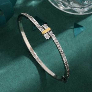 Marca de designer Brandable clássico clássico incrustado com pulseira de zircão de diamante completa luxuosa e leve luxo 0re7