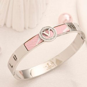 Mode kvinnor faux läder armband designer armband märke brev smycken armband kristall nagel armband 18k guld rostfritt stål smycken armband manschettgåvor