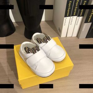 Top Baby Shoes Girls First Walkers Box Packaging Petite Pute Shoe New Letter Print Products Leather Gring Spring Size 20-25