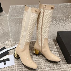 جديد 2024 Womens Knee Boots Designer نسيج مغلي ملمس ذهبي نغم الكعب المعدني مكتنزة مع خطاب السوست