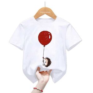 Футболки Симпатичная ежа любит воздушные шарики для печати футболки для девочек/мальчики Harajuku Kawaii детская одежда Летняя футболка с коротким рукавом детская футболка Y240521
