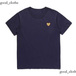 Рубашка CDGS 2024 Модная мужская футболка для футболки Garcons Дизайнерские рубашки Red Commes Heart Womens Des Badge Graphic Tee Heart позади на вышивке грудной вышивки Короткая капюшона CDGS 254