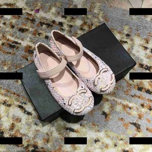 Topp Kids Metal Decoration Girl Flat Shoes New Listing Box Packaging Child Designer Sneakers Barnstorlek 26-35