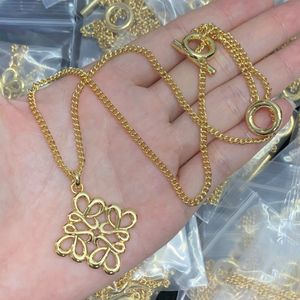 Modedesigner Classic Flower Pattern Pendant Halsband för kvinnor Elegant Leaf Locket Necklace Choker Choins smycken Girls Party Presenttillbehör