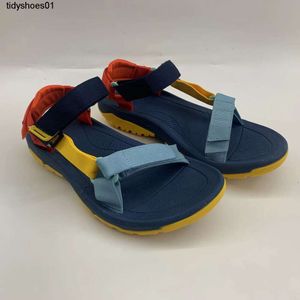 Tawa couples beach sandals co branded by Yu Wenle outdoor flat bottomed comfortable and breathable mens and womens sandals Haliken