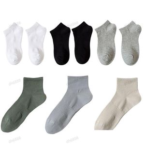 Sports Socks Luxury Designer Cotton For Men Women Black Tube andningsbar fast färg Vit Hög elasticitet Mens 5 Par Sock Drop Deliv Otlce