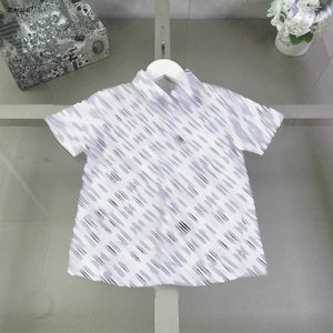 Top Baby Shirt Summer Kids Designer Roupos Tamanho 100-150 cm Impressão completa do logotipo da carta Cardigã Cardigã de meninos de mangas curtas meninos de meninos 24 de maio