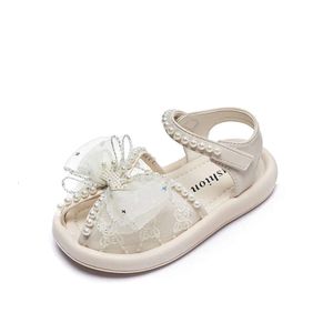 Girls 'Peep Top Sandals 2024 Summer Kids Pearl Lace Bow Princess Shoes For Party Children's Fashion Flats med Rhinestone Crown