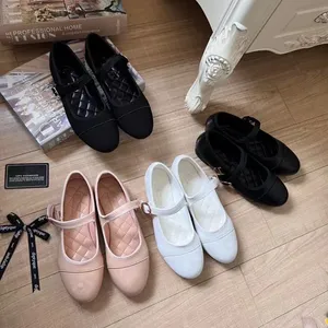 Toppkvalitet designer tyg balett platt skor band sandal loafers kvinnor platt klänning skor lyxiga kontorshal halv toffel tå tränare patent svart vit rosa