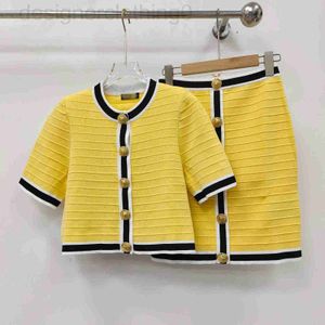 Zweiteiliger Kleidungsdesigner gelbes kontrastierendes Farbtemperament vielseitig kurzärmeliges Strickjacken T-Shirt+kleines kurzes Gesäßtrock zweiteiliger Set