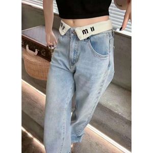Kvinnors designer hög midja smala jeans med vit lapel bokstavsdesign och rak längd denim byxor