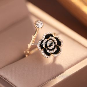 Tasarım duyusu zarif siyah gül çiçek yüzüğü 2024 yeni mücevher parti yüzüğü kadın hediyesi için lüks aksesuarlar
