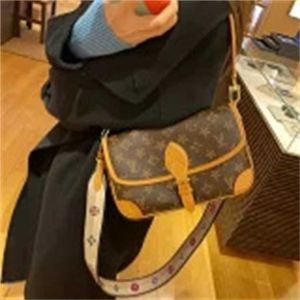 Designer Handbag Store 60% rabatt 2023 Laohuafa Stick Cowhide Kvinnor med bred axelrem under armhålan Medieval Postman Wrap 301A