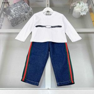 トップベビートラックスーツ秋の2ピースセットサイズ90-150デザイナーキッズ服ロゴプリントプルオーバーとストライプパッチワークジーンズ24マー