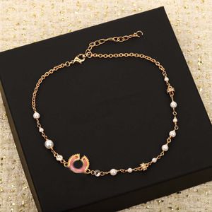 2024 Luxury Quality Charm Choker Pendant Halsband med naturskalpärlor och rosa färgdesigner har Stamp Box PS3683B