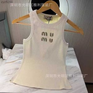 早春の女性向けのハイエンドヘビー業界のダイヤモンドインレイドレターTシャツベスト新しいスリムフィットスタイリッシュで多目的なノースリーブトップトレンド