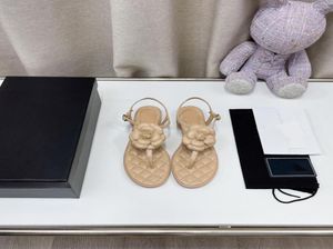 2022 Women Sandals 슬리퍼 베이지 색 동백 꽃 고무 인과 인과 슬리퍼 탑 디자이너 럭셔리 패션 여름 수영장 해변 끈 1826528