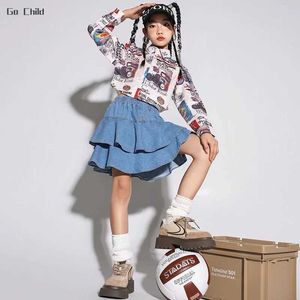 衣料品セットヒップホップの女の子グラフィティシャツレイヤーデニムスカートチャイルドクロップブラウスストリートダンスカーゴパンツジャズ服セットキッズストリートウェアY2405200LQ2