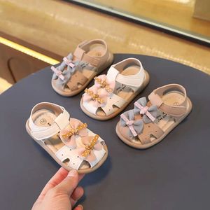 Nya småbarnflickor 2024 Sommarbarn Flat Beach Sandals Fashion Barn Princess Walking Shoes Doublekknot Toe-Covered