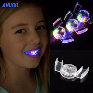2023 Glow Diş Komik Led Işık Çocuklar Çocuklar Aydınlatma Oyuncaklar yanıp sönen flaş brace ağız koruma parçası Parti Malzemeleri Hediye 240521