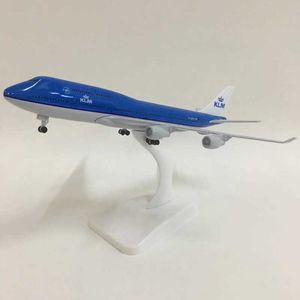 Самолет MODLE 18CM 1 400 Шкала воздушного самолета KLM B777 модель с базовым шасси сплав сплав самолетов Дисбранство модели игрушек Souvenir S2452204