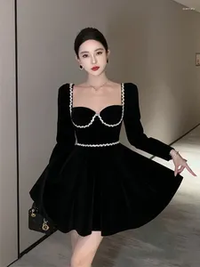 Lässige Kleider exquisite kurze schwarze Kleidung Hepburn Style High-End-Nagel Diamond Samt Geburtstag Frauen Herbst Winter Vintage Vestidos