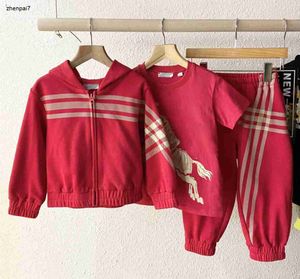 En iyi bebek eşofmanları tasarımcı çocuklar üç parça set boyutu 100-150 kırmızı kapüşonlu ceket kısa kollu tişörtler ve spor pantolonları jan10