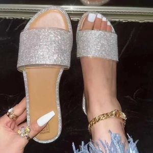 Slippers Mulheres Glitter Slippers Summer 2024 Novas sandálias Flips Flip Flips Beach Diamond Flat Women Shoes Sandálias ao ar livre Mulheres H240521