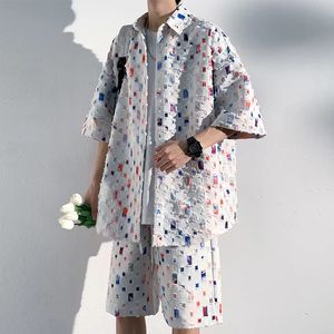 夏の格子縞のセット男性ファッションショートスリーブシャツショート2ピースメンズストリートウェアルーズホローアウトセットメンズショートセットM-5XL 240520