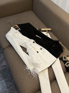 2024 Autumn Black Contrast Contrast Color Pened Feather Blazers de manga comprida Botões com lapela entalhada casacos de peito de peito duplo M4W20051