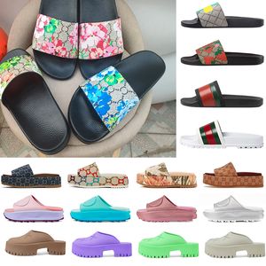 2024 Top Luxury Designer Sandals tofflor Summer Men Women Shoes Slides Shaped Flora Slides Gjutna i svart tonalgummisula med präglad vid yttre T COGS -sidan