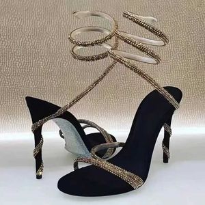 Sandálias 2024 Novas sandálias femininas de luxo Sexy Gold Rhinestone Snake ao redor do Crystal Contrast High Sneakers J240520