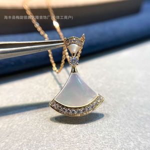 Bulgarijewellery Pendants High Edition Двухслойное колье для юбки для женщин Скульптура CNC Белый бейхун Джейд -Маристский вентилятор в форме маленькой юбки в Instagram Cha