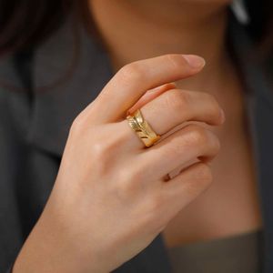 Anéis abertos para folhas de banana simples para mulheres colorido de ouro ajustável Jóias de aço inoxidável anel de anel de casamento por atacado por atacado