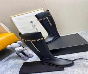 2021 صيف منتصف العمر السلسلة Boots Boots Vintage Women Martin Boot Leather Boot Decoration Flat Bottrot Retro Rainboots WA1550305