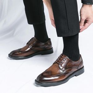 Casual Shoes Classic Wing-Tip Brogue Style Oxford Mens Dress Business äkta läder svart brun spetsar upp bröllop formellt för män