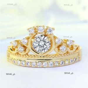 Anel de designer de alta qualidade Jóias de luxo dourado Gold Rose preenchimento redondo de corte branco Topázio CZ Diamond Party Women Wedding Crown Band Ring Presente 822