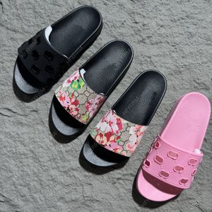 Designer män kvinnor sandaler med rätt blommor lådan dammväska skor tiger orm tryck bild sommar bred platt toffel storlek 35-48